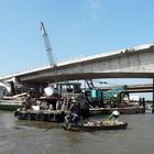 Mekong Delta - Arbeiten im Flussbett unter der Brücke