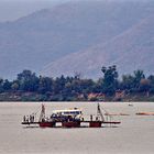 Mekong-Fähre mit Bus