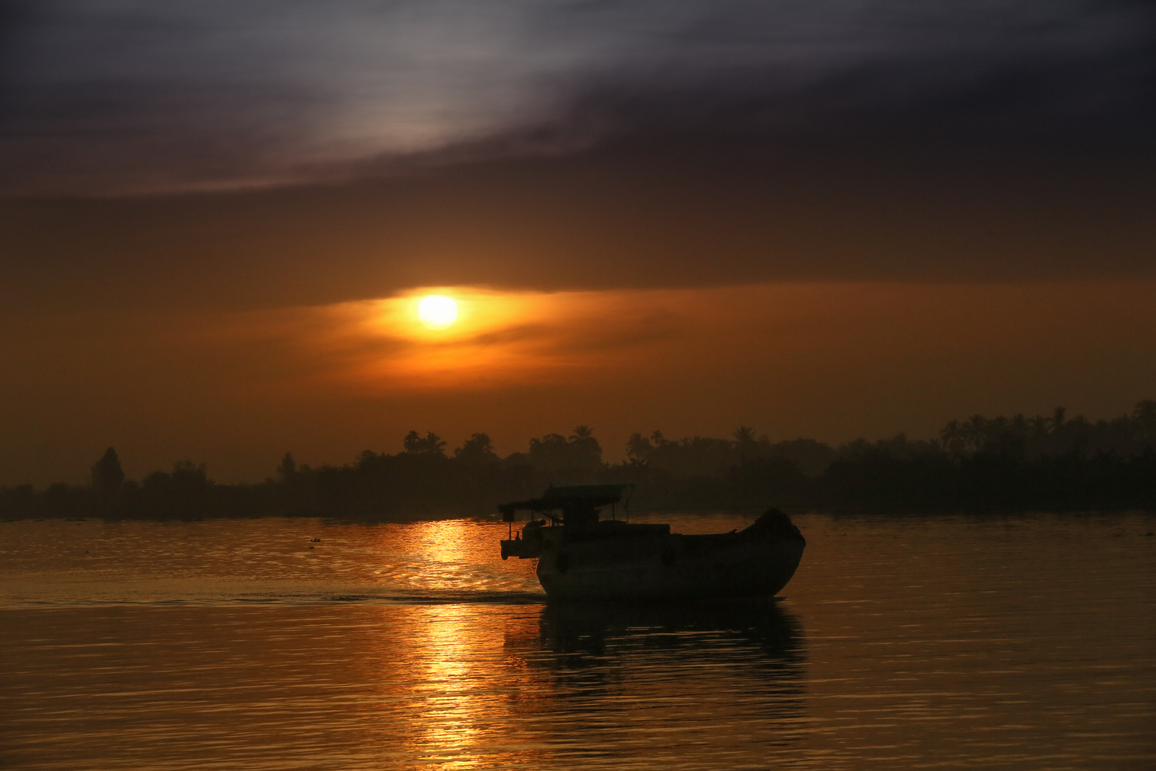 Mekong, Sonnenaufgang mit Boot