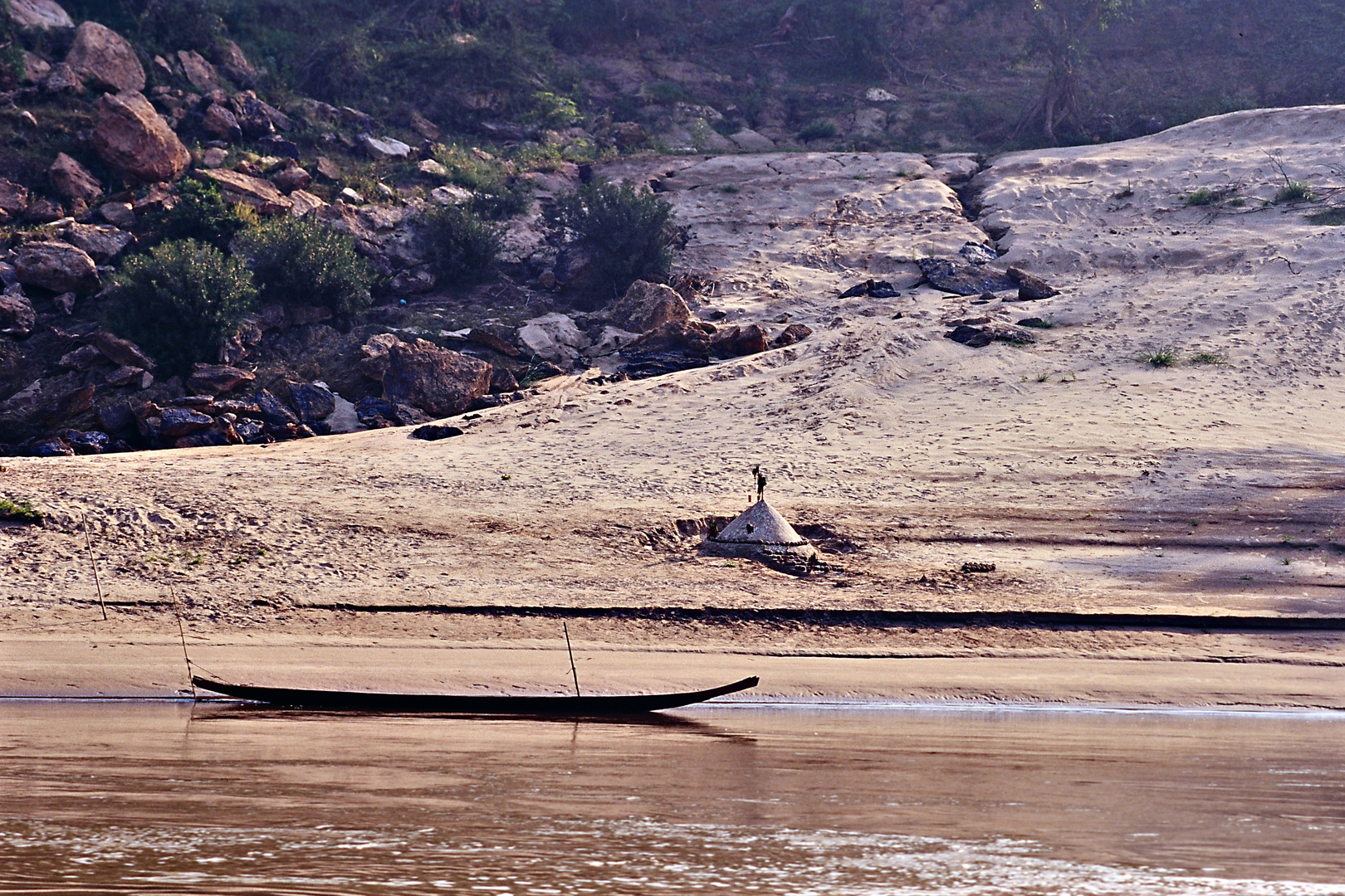 Mekong-Ufer mit Grabmal