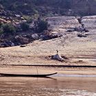 Mekong-Ufer mit Grabmal