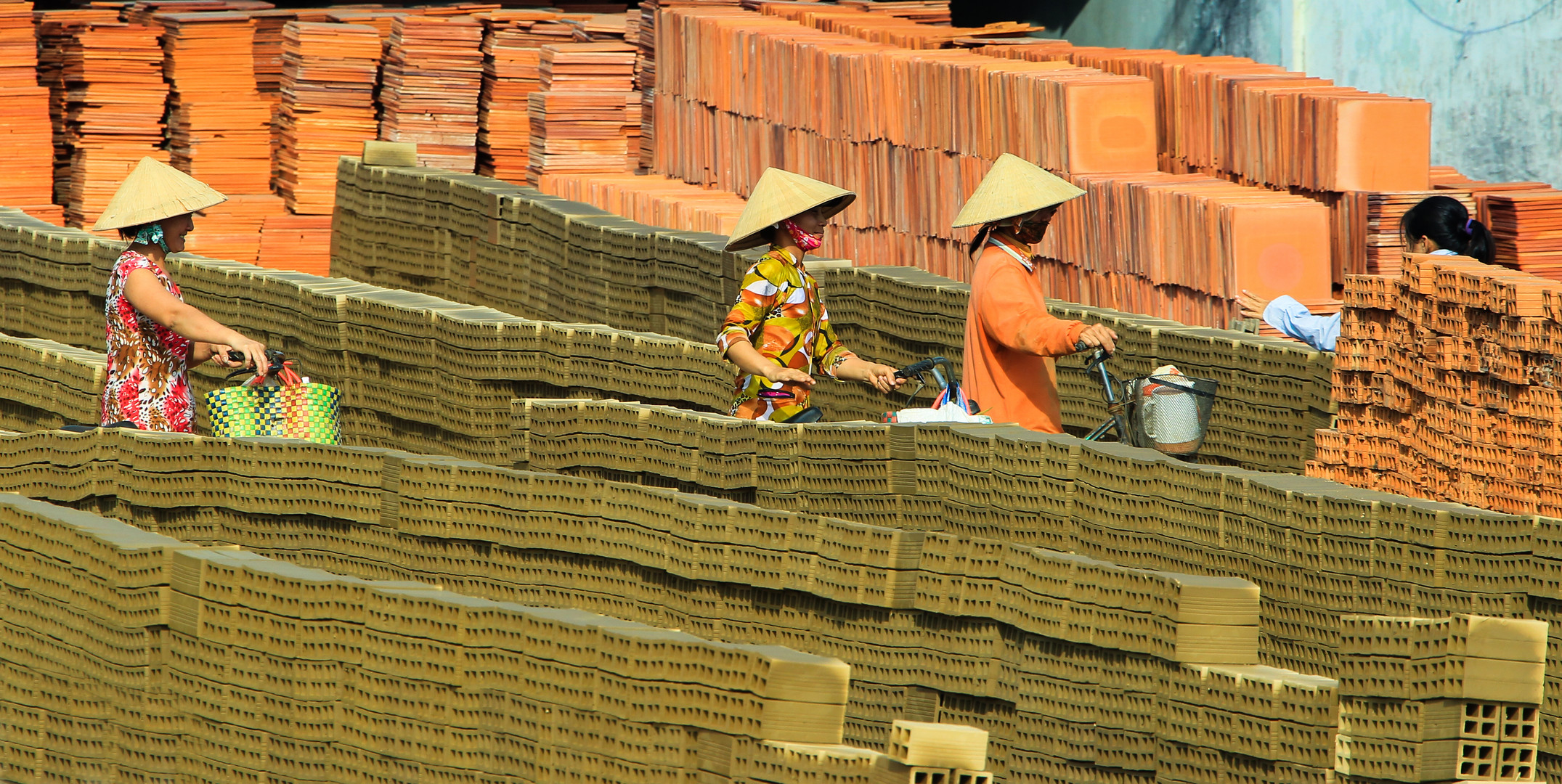 Mekong Ziegeleiarbeiterinnen mit Rädern