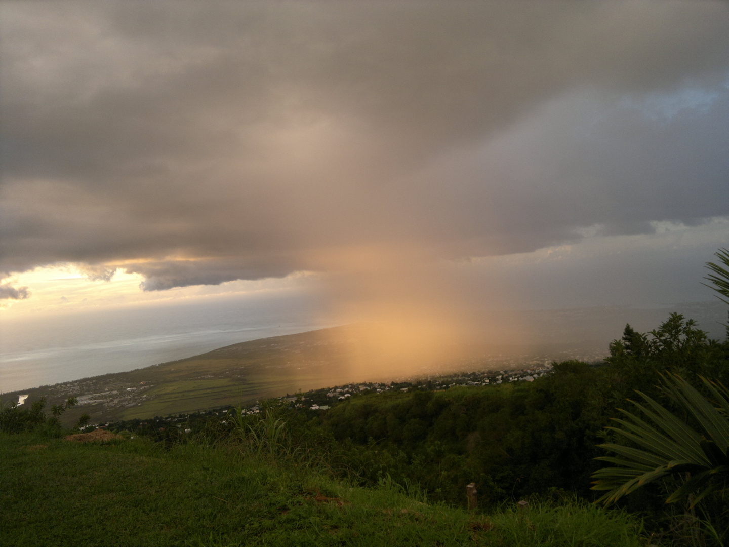 melange de pluie de soleil et d'arc-en-ciel