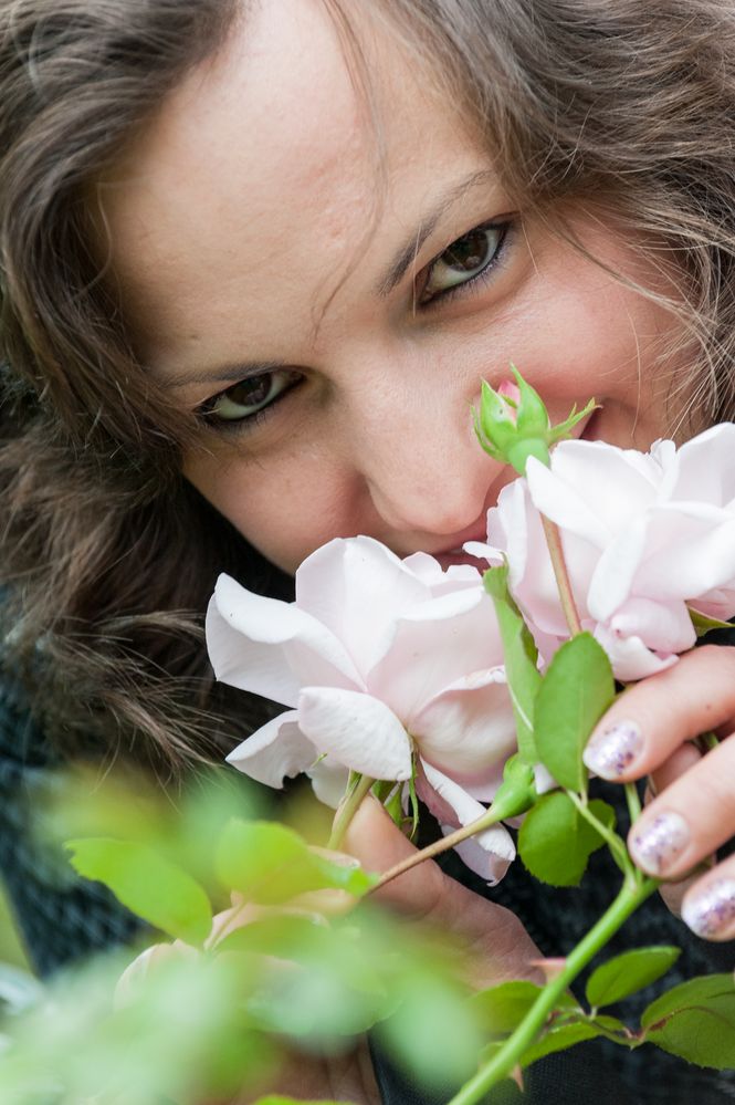 Melanie auf der Roseninsel beim "Schnuppern"