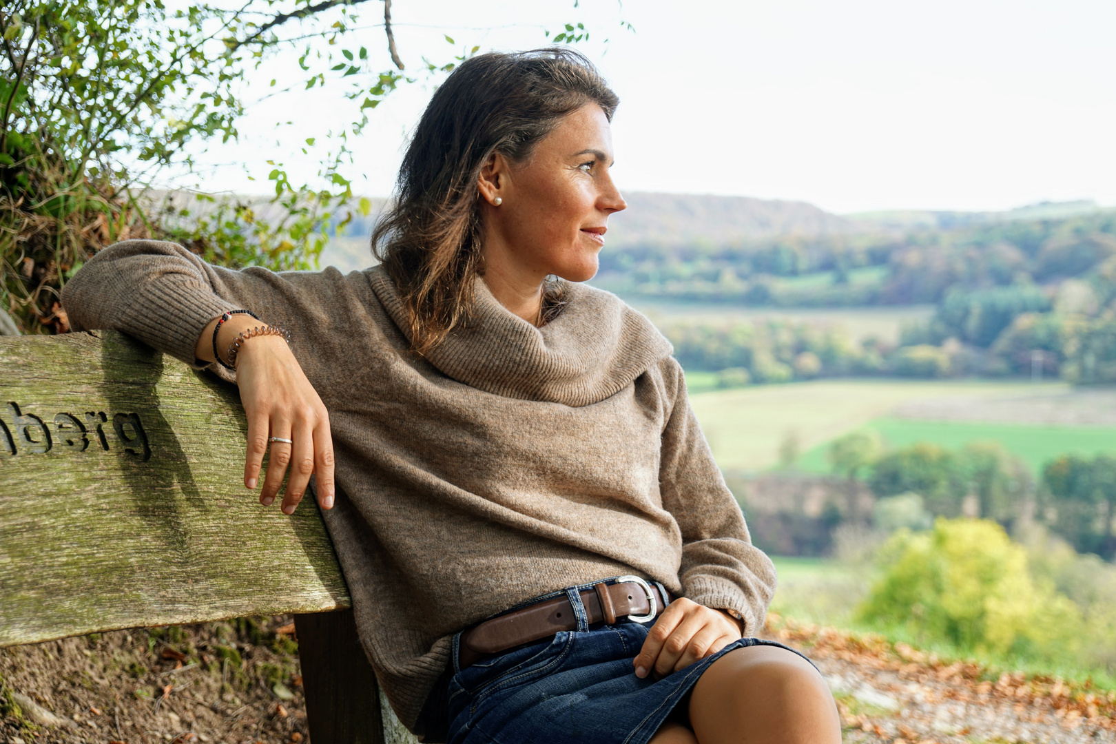 Melanie auf einer Bank