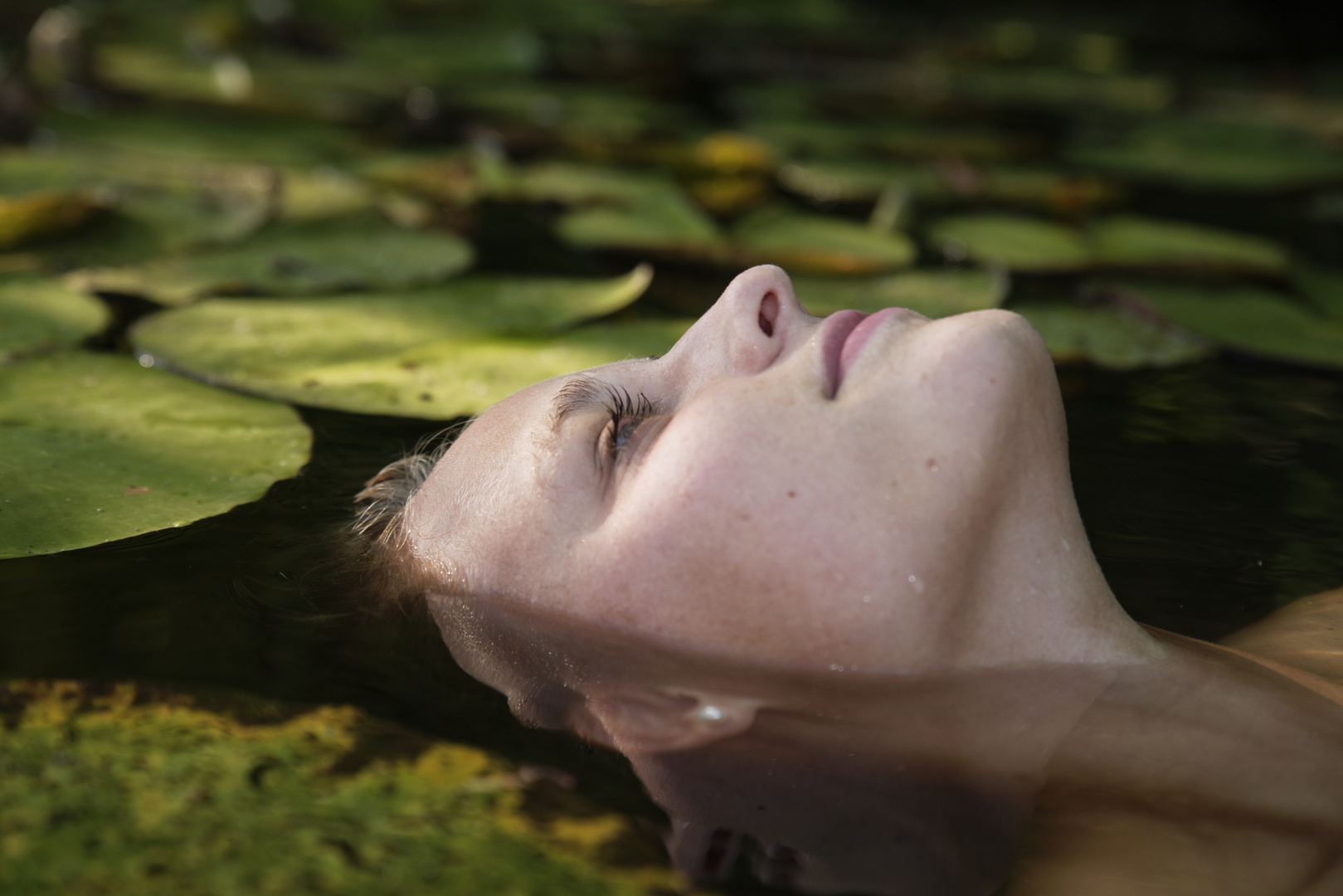 Melanie träumt beim Baden