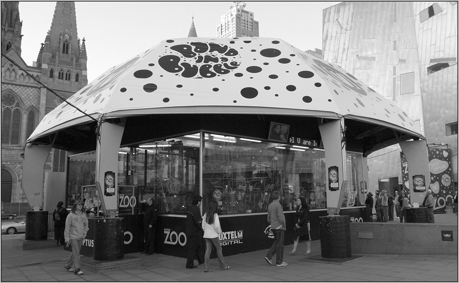 Melbourne: Band in a bubble