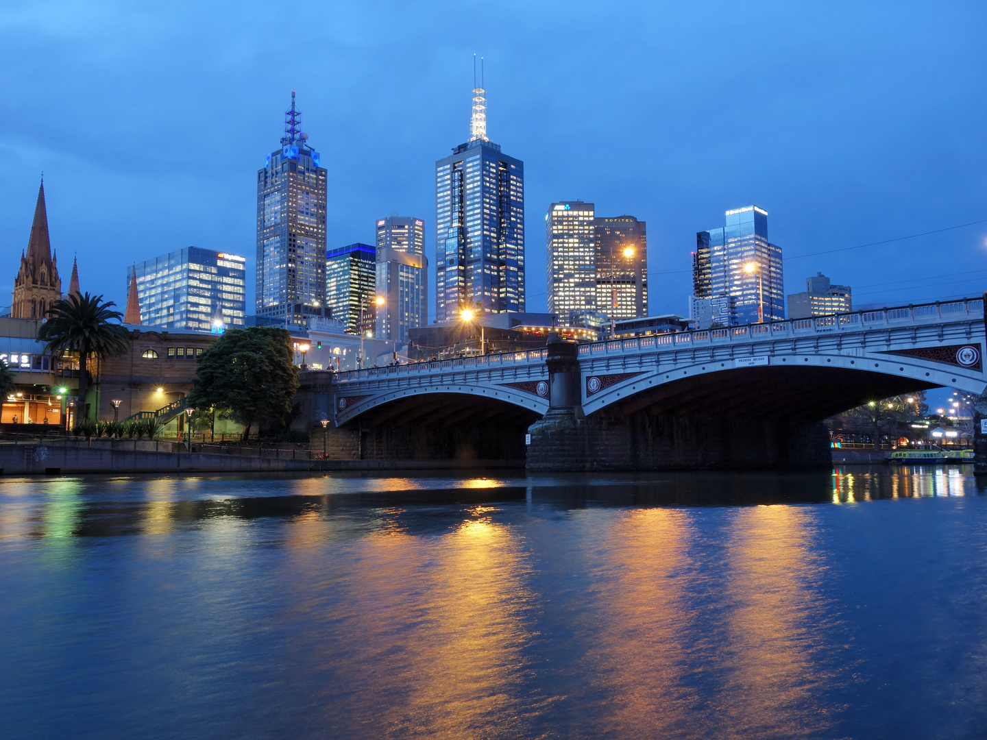 Melbourne bei Nacht im Juli