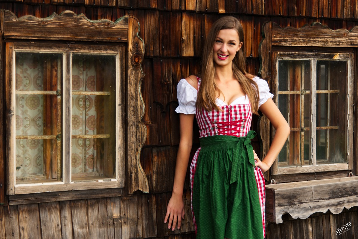 Meli im Dirndl