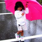 Melissa, 2 Jahre, im Regen