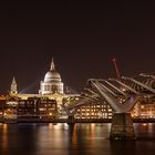 Mellenium Bridge und St. Paul’s Cathedral bei Nacht