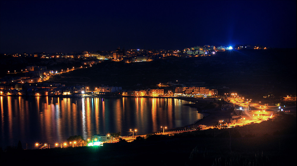 Mellieha bay bei Nacht