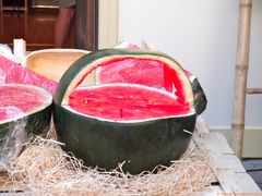 Melone pastèque zum Korb geschnitzt