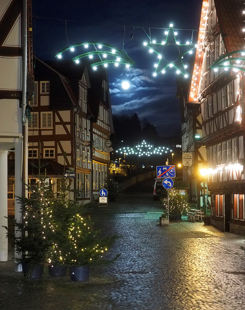 Melsungen mit Mond und Weihnachtsbeleuchtung