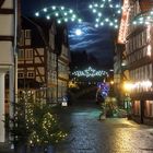 Melsungen mit Mond und Weihnachtsbeleuchtung