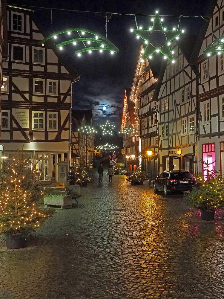 Melsungen mit Mond und Weihnachtsbeleuchtung_2