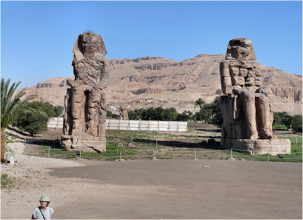 Memnon Kolosse und ein Tourist