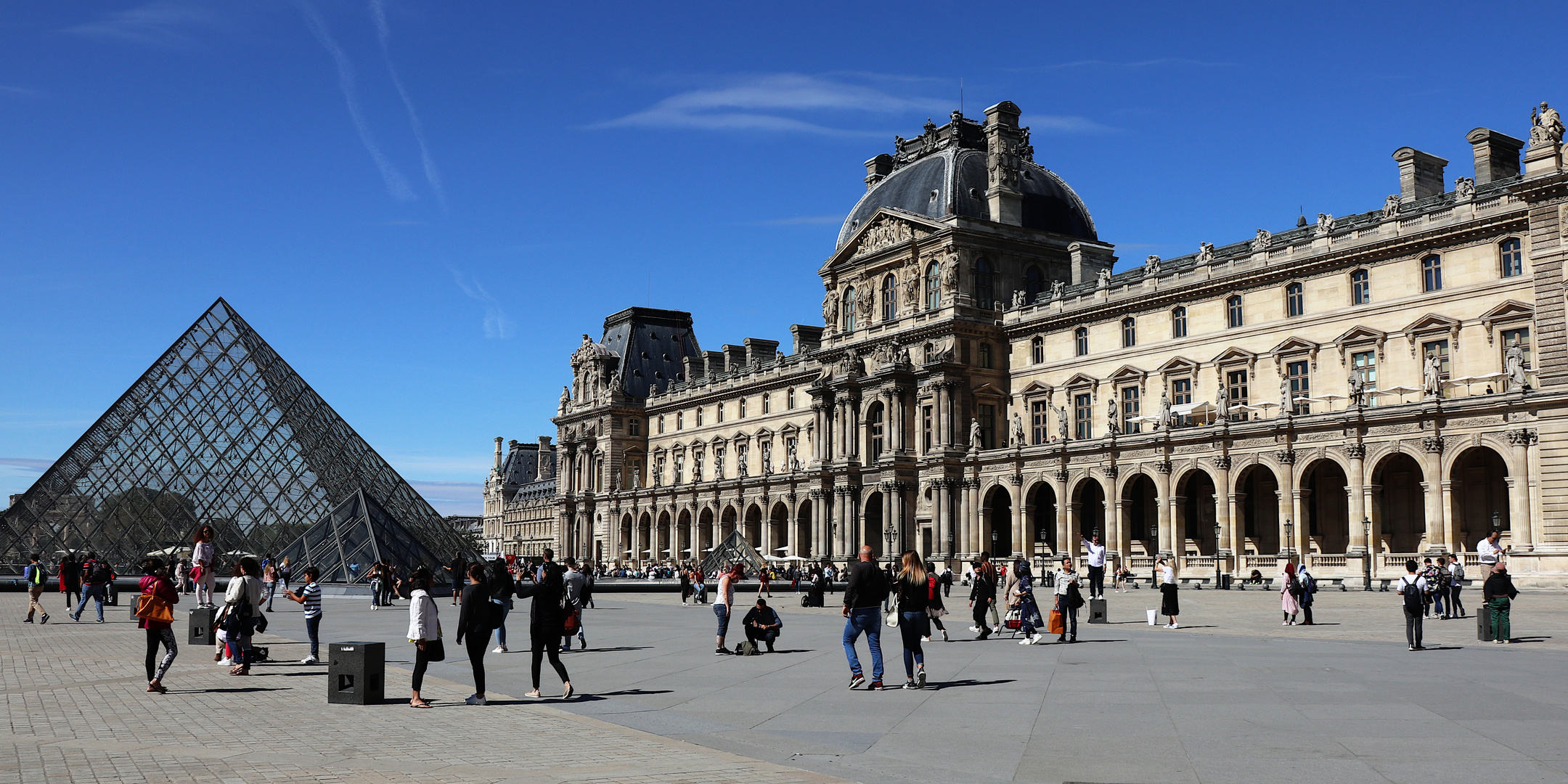 Mémoire de Paris, Le Louvre