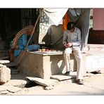 men at work - Armreifenfabrikant in Fatehpur