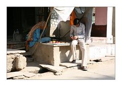 men at work - Armreifenfabrikant in Fatehpur