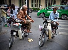 Men chatting in. Vietnam 2015