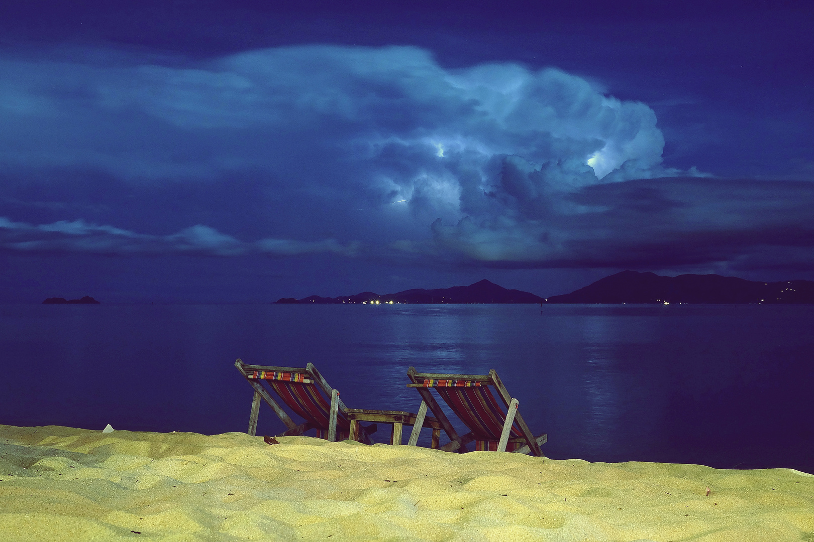 Menam Beach Thailand zur blauen Stunde