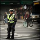 Menchen in New York City (12) ... Officer Lässig