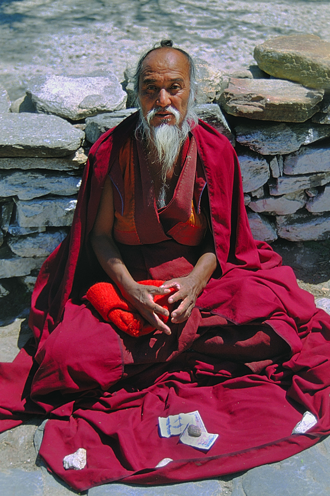 Mendicant beside the walkway to the Paro Tsechu festival