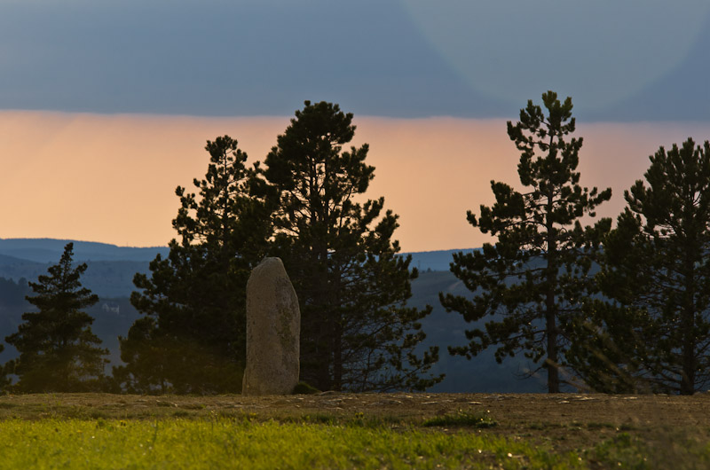 Menhir et lumière cévenole