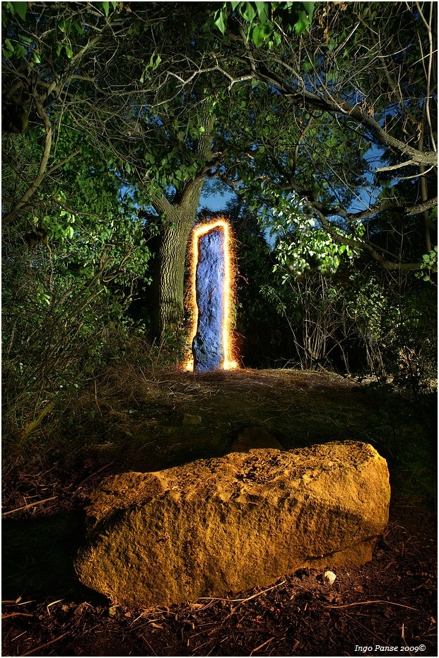 - Menhir in Blau -