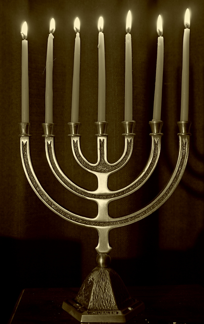 Menorah - in Sepia gehalten