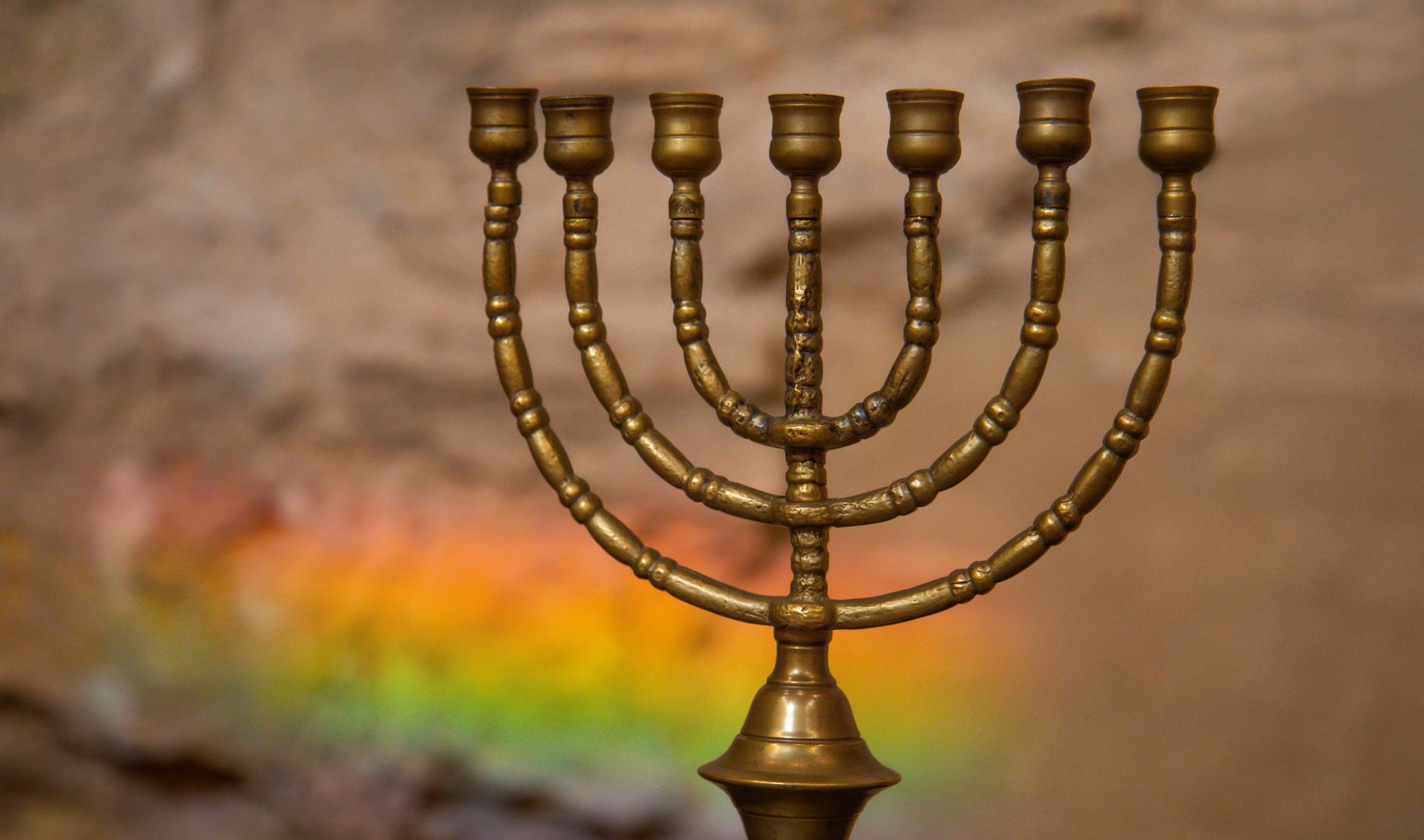 Menorah mit Regenbogen