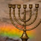 Menorah mit Regenbogen