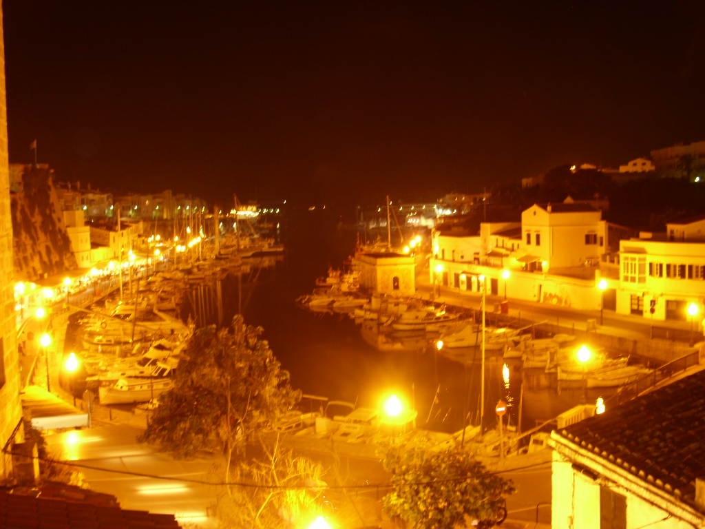 Menorca Hafen in der Nacht