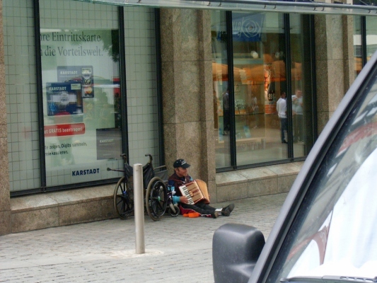 Bild eines Mannes an der Straße