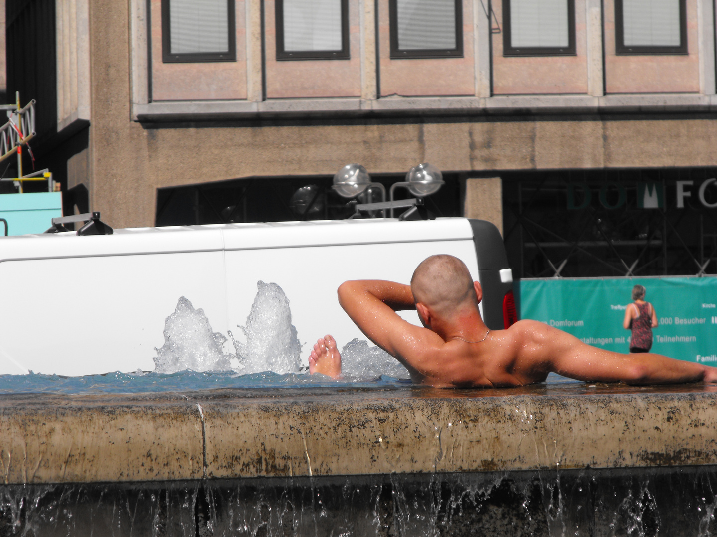 Mensch im Brunnen