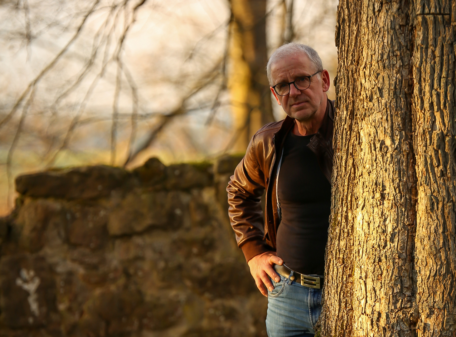 Mensch steht am Baum