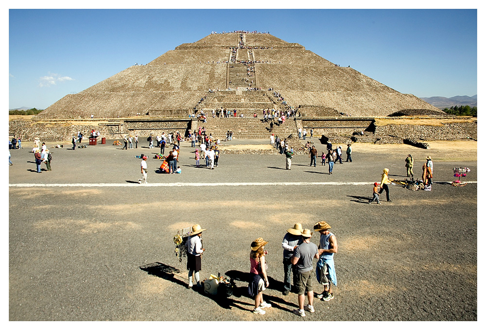 Mensch und Natur: Vergleiche Berg und Pyramide, und du erkennst die Unterschiede. © Friedrich Löchne