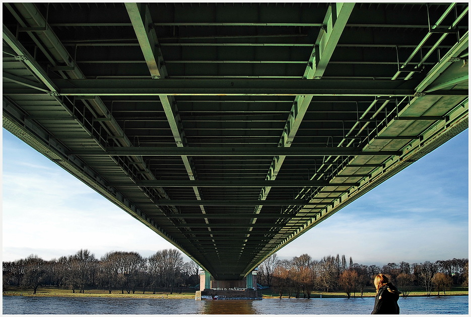 Mensch unter Brücke