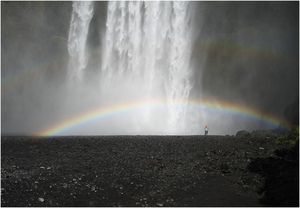 Mensch unter Regenbogen - Skógafoss