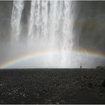 Mensch unter Regenbogen - Skógafoss