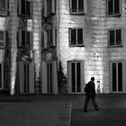 Mensch vor dem Gehry-Gebäude in Düsseldorf