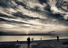 menschen am abend am strand ...