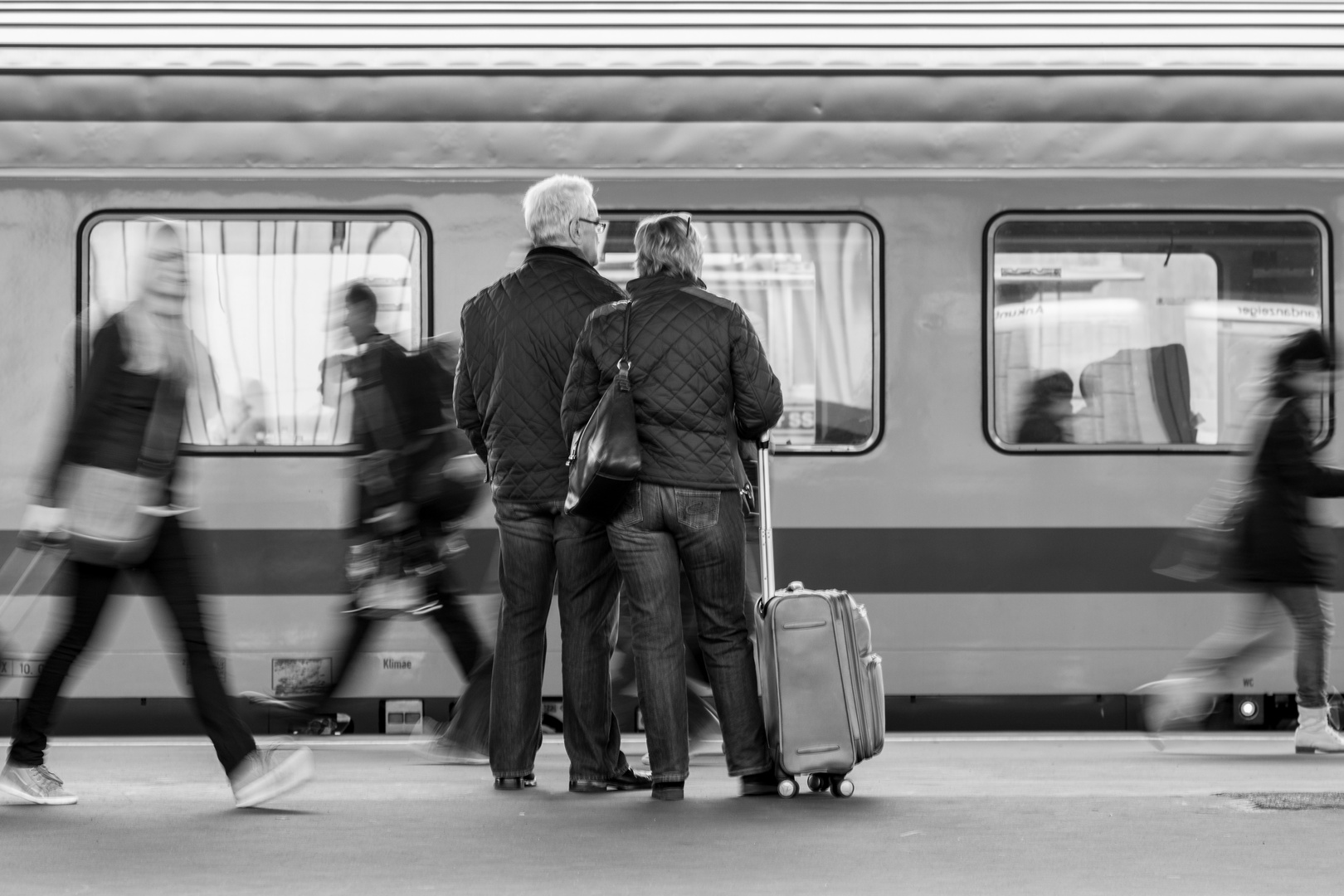 Menschen am Bahnhof