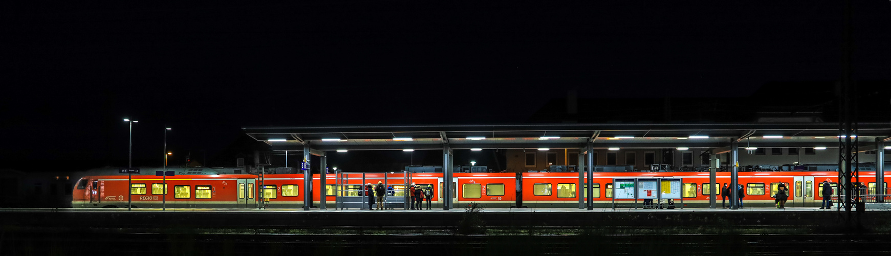 Menschen am Bahnsteig