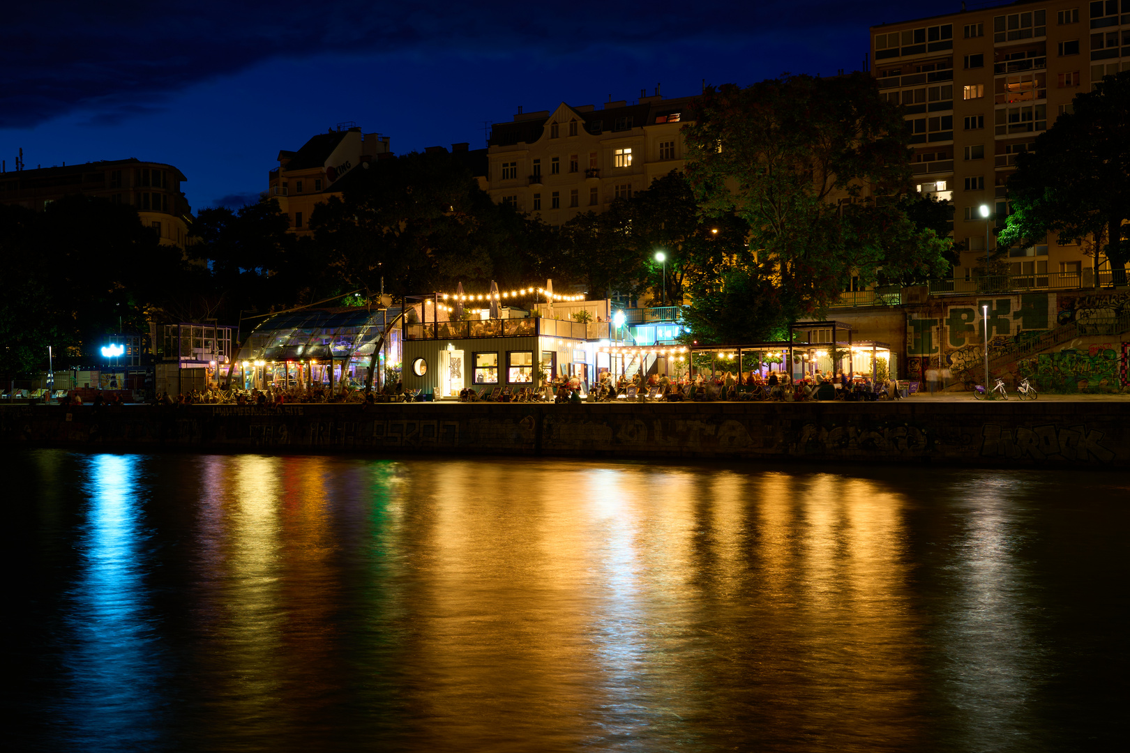 Menschen am Donaukanal in der Nacht