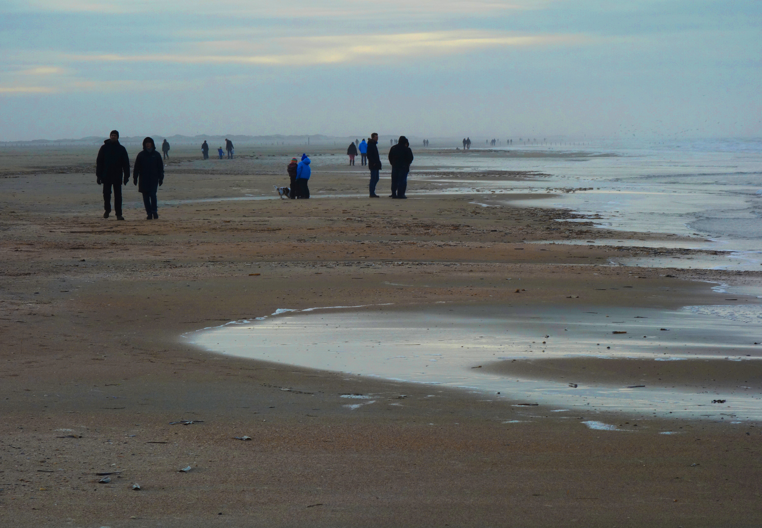 Menschen am Flutsaum an der Dänischen Nordseeküste