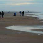 Menschen am Flutsaum an der Dänischen Nordseeküste