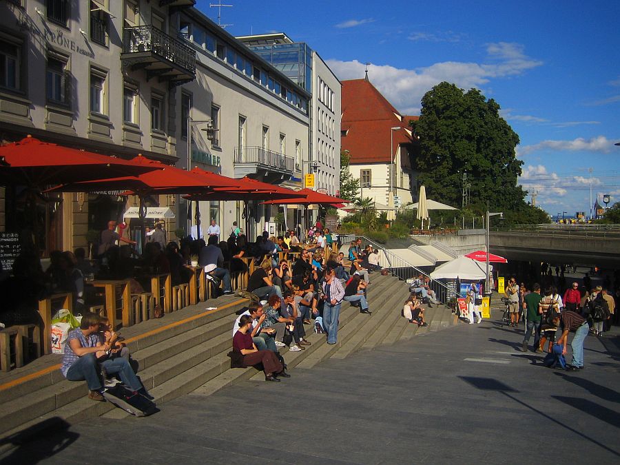 Menschen am Fußweg