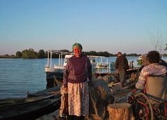 Menschen am Hafen